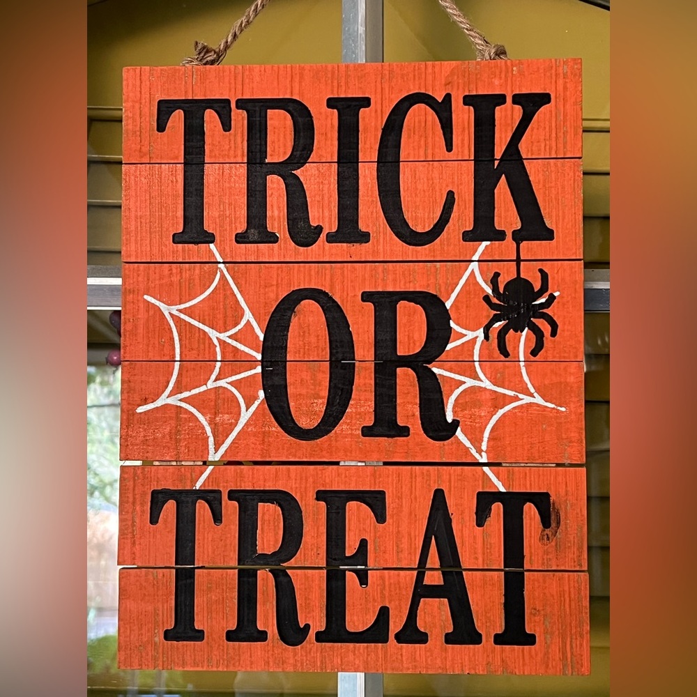 NWOT TRICK OR TREAT DISTRESSED HALLOWEEN WOODEN SIGN.